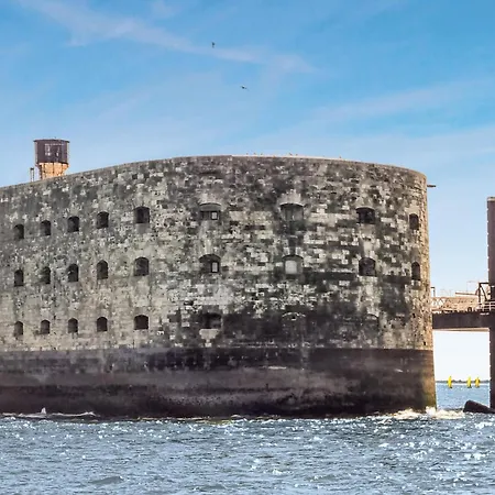 Pet Friendly Stacaravan In Parque de Campismo Les Mathes