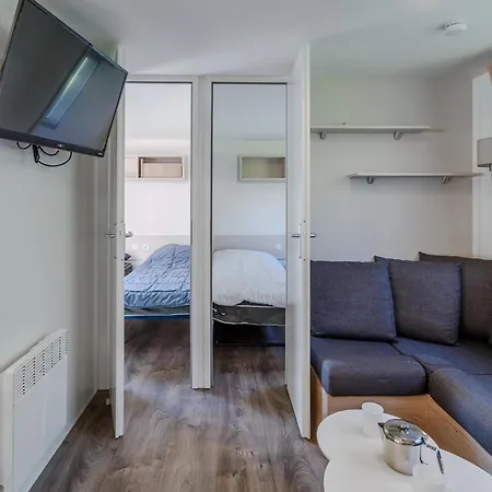 3 Bedroom Gorgeous Stacaravan In Camping