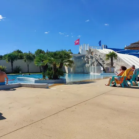 Pet Friendly Stacaravan In Кемпинг Ле-Мат